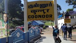 ayurveda-reisen-indien-suedindien-coonoor-nilgiri-schild-team Unsere Experten empfehlen einen Besuch in Coonoor