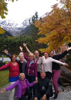 Strahlende Yogis vor den Pitztaler Bergwelt