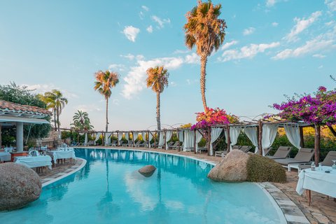 Pool mit Palmen und Blumen