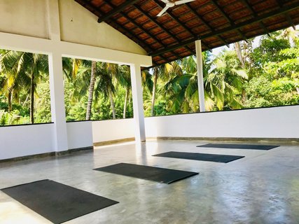 Der luftig, offene Yoga-Raum im Talalla Yoga Retreat
