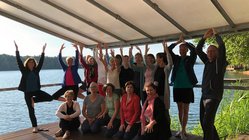 yoga-urlaub-deutschland-seehotel-niedernberg-yoga-menschen Ein Gruppenbild nach dem Yoga
