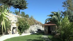 yoga-reisen-spanien-andalusien-castillo-san-rafael-yoga-hallen Idyllisch liegt die Yogahelle im Garten des Castillos.