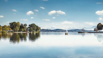 Der Waginger See mit Blick auf die Berglandschaft