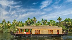 Südindien Kerala Backwaters Hausboot Auf einem Hausboot lässt sich am besten die Natur der Backwaters erkunden