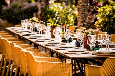 Bei gutem Wetter wird selbstverständlich draußen, auf der gemütlichen Terrasse gegessen