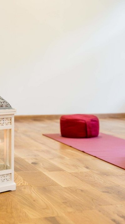 Erleben Sie wohltuende Yoga-Einheiten in dem wunderschönen Seminarraum