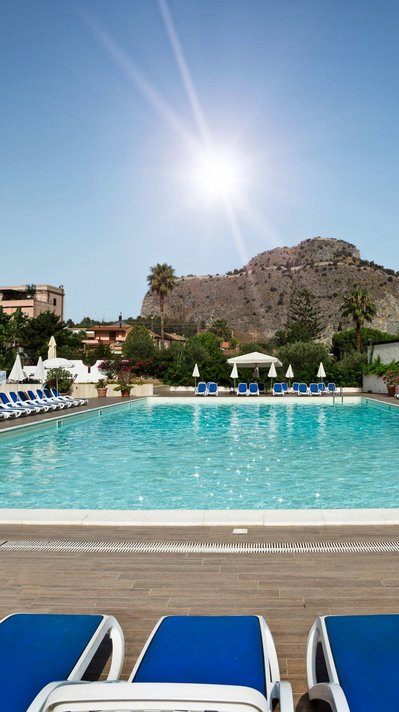 Der Pool mit Blick auf die umliegende Landschaft Der Pool mit Blick auf die umliegende Landschaft