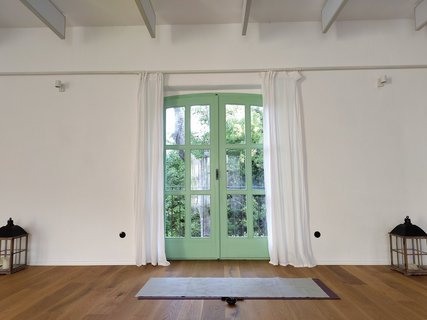 Der helle Yoga-Raum im Hotel Balatura