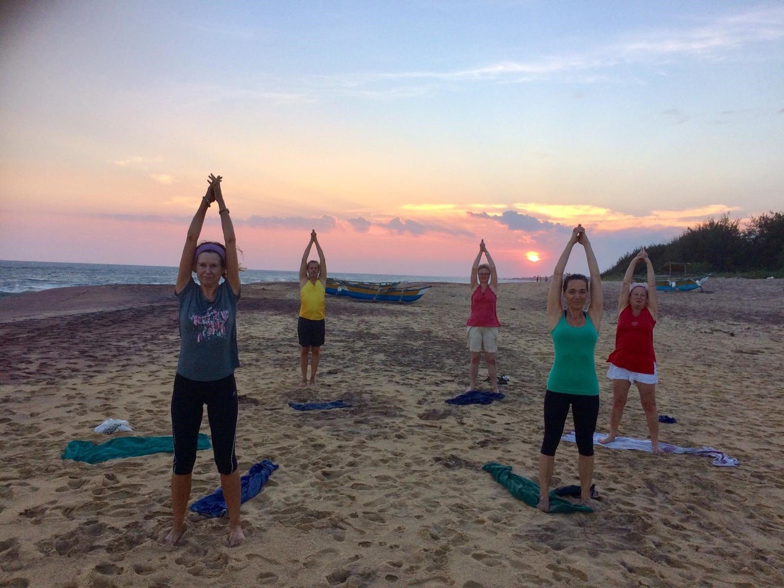 yoga-ayurveda-reise-sri-lanka-oasis-ayurveda-resort-strand-natur Viel Spaß und Freude bei Yogaübungen am Strand von Sri Lanka