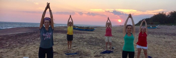 Viel Spaß und Freude bei Yogaübungen am Strand von Sri Lanka 