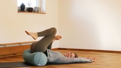 yoga-asana-nadeloehr Nadeloehr - eine entspannende Asana aus dem Yin-Yoga