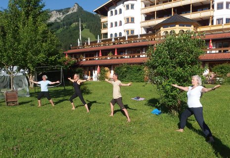 Aufgrund des wunderschönem Wettesr wurde die Yoga-Praxis nach draußen verlegt.