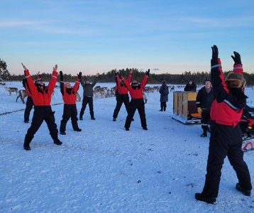 Yogaübungen bei Sonnenaufgang genießen