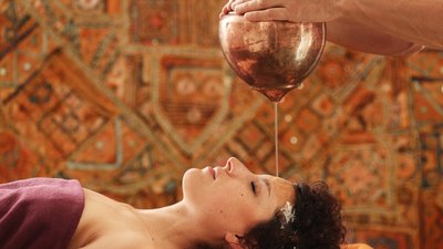 Der Stirnguss ist meist ein Bestandteil einer Ayurveda Kur Der Stirnguss ist meist ein Bestandteil einer Ayurveda Kur