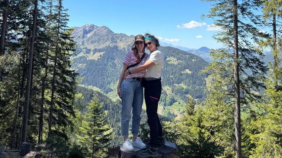 Zwei Frauen in Umarmung