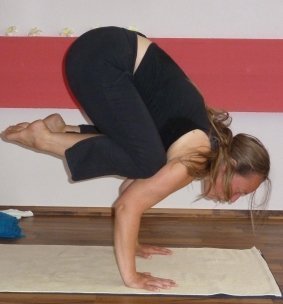 Karin Martina Schmidl beim Praktizieren der Yoga-Übungen
