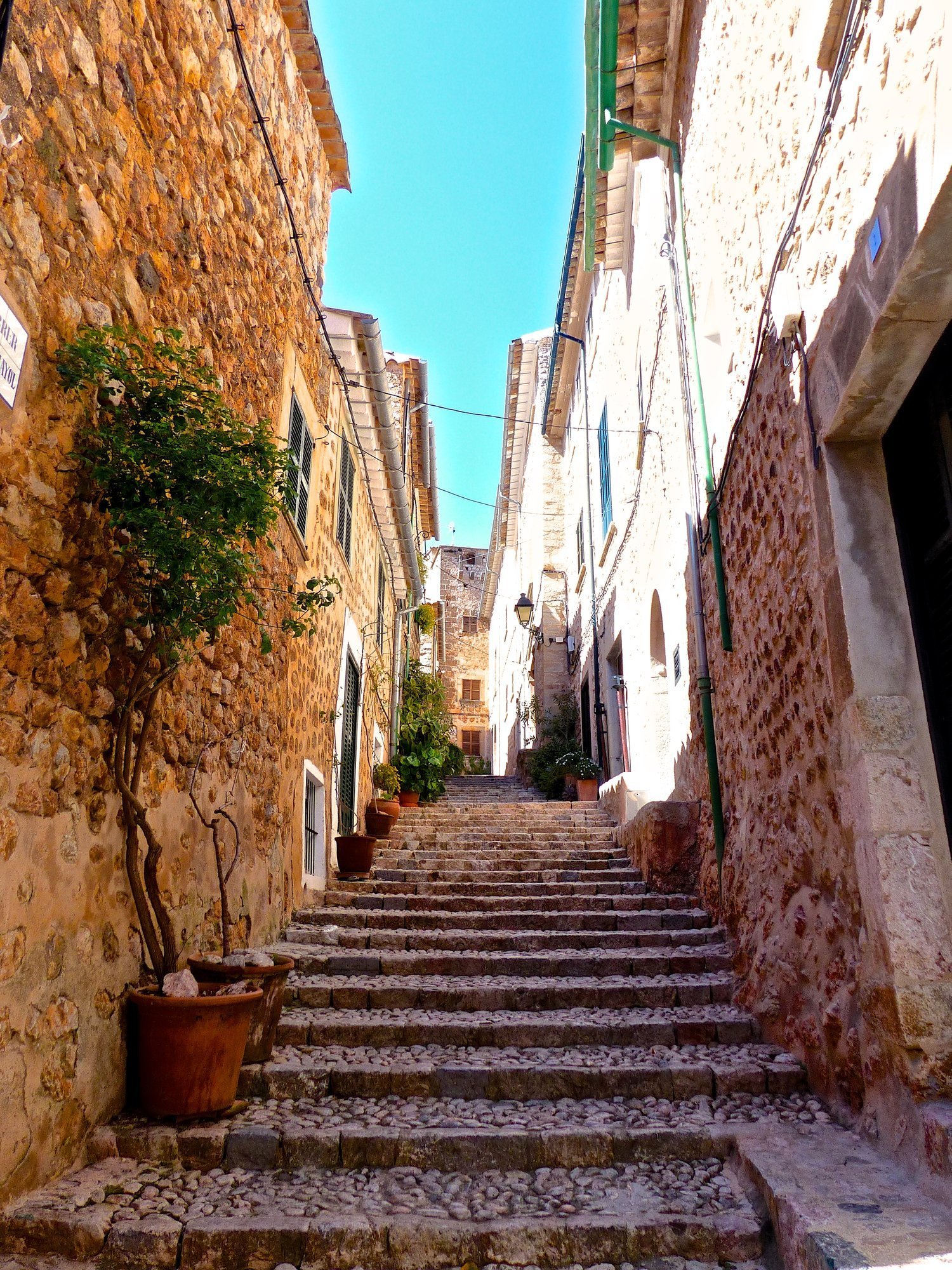 spanien-mallorca-yoga-urlaub-treppe-gasse Die engen Gässchen im verträumten Dorf in Arta auf Mallorca