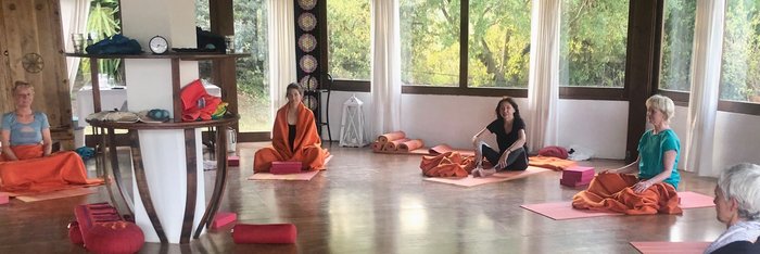 Yoga in der wunderschönen Shala des Hotel Galanias