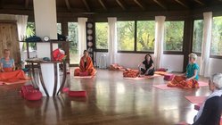 yoga-urlaub-italien-sardinien-hotel-galanias-gruppe-yogaraum Yoga in der wunderschönen Shala des Hotel Galanias