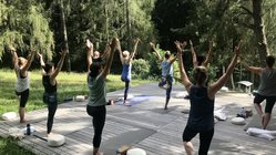 yoga-urlaub-italien-suedtirol-hotel-saalerwirt-plattform Auf der Yoga-Plattform im Grünen fließen die Asanas besonders gut