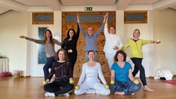 yoga-urlaub-deutschland-ostsee-gutshaus-parin-yoga Die Teilnehmer in verschiedenen Asanas in der Yoga Halle