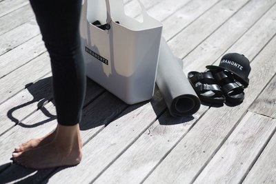 Yoga üben auf der Plattform