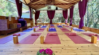 Yoga am Morgen auf der Übungs-Plattform im Freien 