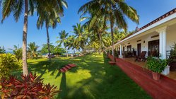 ayurveda-reisen-kuren-indien-suedindien-kerala-bethsaida-hermitage-resort-garten-palmen-terrasse Das Bethsaida eingebettet in Palmen