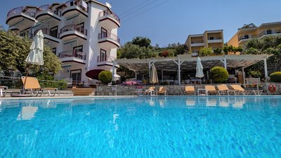 Nach dem Frühstück ein Sprung in den Pool