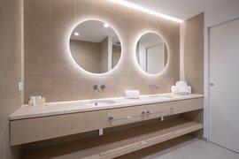 Das großzügige Bad im Deluxe Doppelzimmer