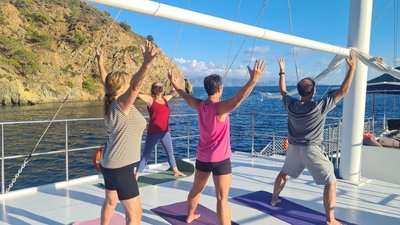 Üben Sie gemeinsam Yoga auf dem Segelboot