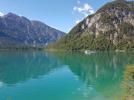 Bergseen mit türkisblauem Wasser laden in der Umgebung zum Entdecken ein.