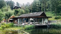 yoga-reisen-italien-suedtirol-hotel-saalerwirt-teich-terrasse Entspannen Sie auf der Terrasse am Teich im Hotel Saalerwirt