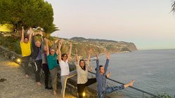yoga-urlaub-portugal-madeira-hotel-estalagem-da-ponta-do-sol-dehnen Yogis in freier Natur vor den Klippen Madeiras