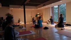 yoga-urlaub-deutschland-allgaeu-bio-berghotel-ifenblick-gruppe Eine Reise durch die Chakren im Yoga-Raum des Bio-Berghotels Ifenblick