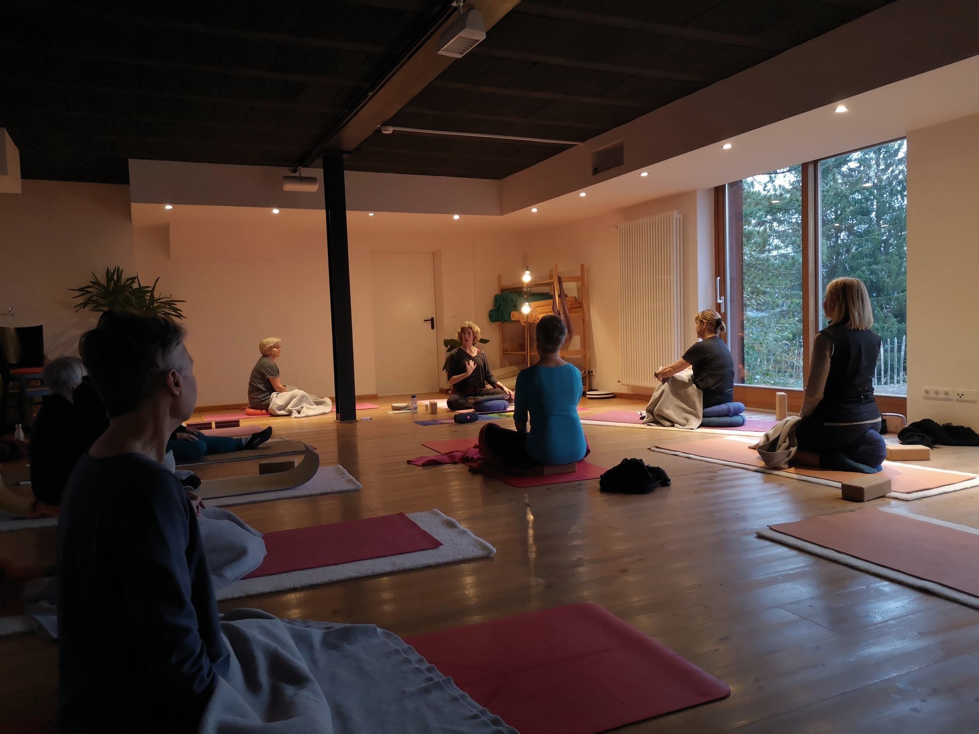 yoga-urlaub-deutschland-allgaeu-bio-berghotel-ifenblick-gruppe Eine Reise durch die Chakren im Yoga-Raum des Bio-Berghotels Ifenblick