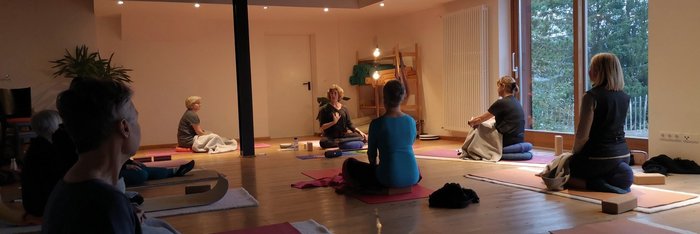 Eine Reise durch die Chakren im Yoga-Raum des Bio-Berghotels Ifenblick