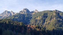 yoga-urlaub-oesterreich-tirol-lechlife-bergkette Genießen Sie den Ausblick auf die Tiroler Bergwelt