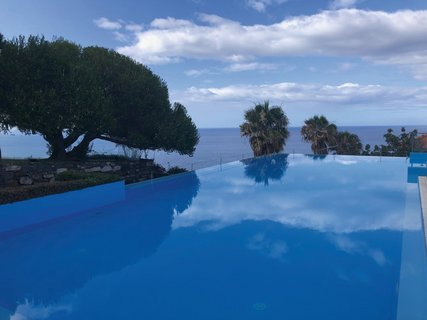 Entspannen Sie am Pool des Estalagem