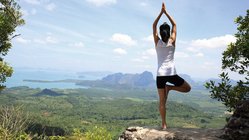 Yoga_Übung_Berggipfel_Felsen_Thailand_iStock-lzf-532559342_zugeschnitten Entspannendes Yoga und aktive Wanderungen verbinden