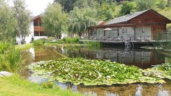 yoga-urlaub-italien-saalerwirt-haus-see-teich Das wunderschöne Saalerwirt mit der umliegenden Natur