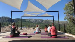 yoga-urlaub-kroatien-kvarner-bucht-hotel-balatura-plattform-gruppe Üben Sie Yoga auf der Plattform mit Blick auf das Karstgebirge