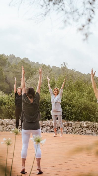 Vitalisierende Yoga-Praxis unter freiem Himmel