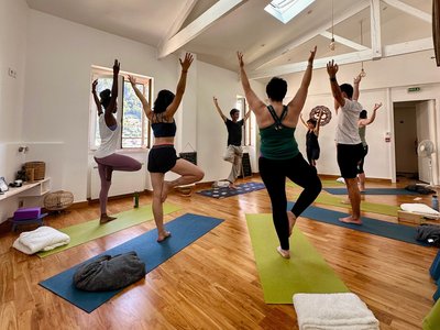 Gemeinsam mit Gleichgesinnten Yoga üben