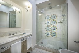 Badezimmer der Kategorie "palazzo suite sea view"