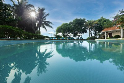 Kommen Sie in der weitläufigen Anlage und am großen Pool zur Ruhe