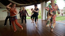 yoga-reisen-italien-sardinien-hotel-galanias-nia-tanz Die Tanzgruppe von Sabina Gade in Action beim Nia tanzen...