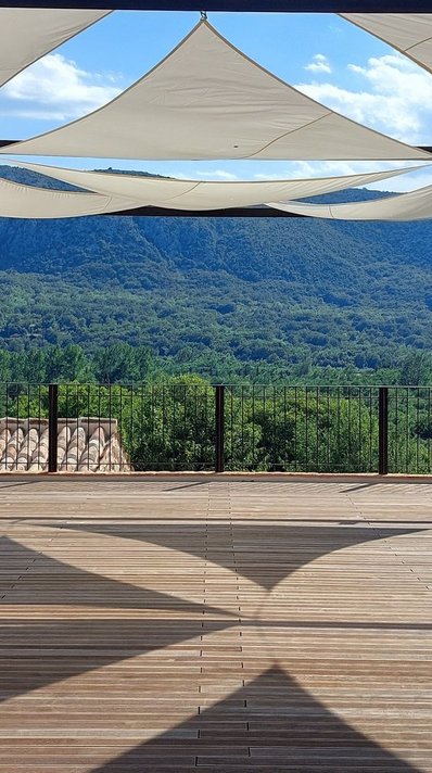 Genießen Sie von der Yoga-Plattform den Blick in die Natur