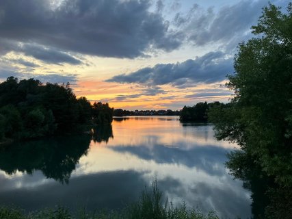 Genießen Sie den Sonnenuntergang am See