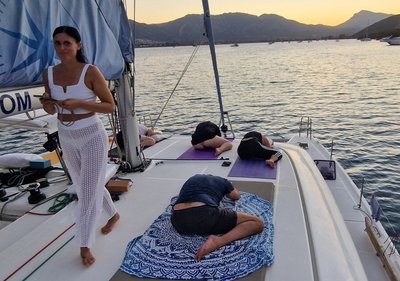 Gemeinsam Yoga üben auf dem Deck